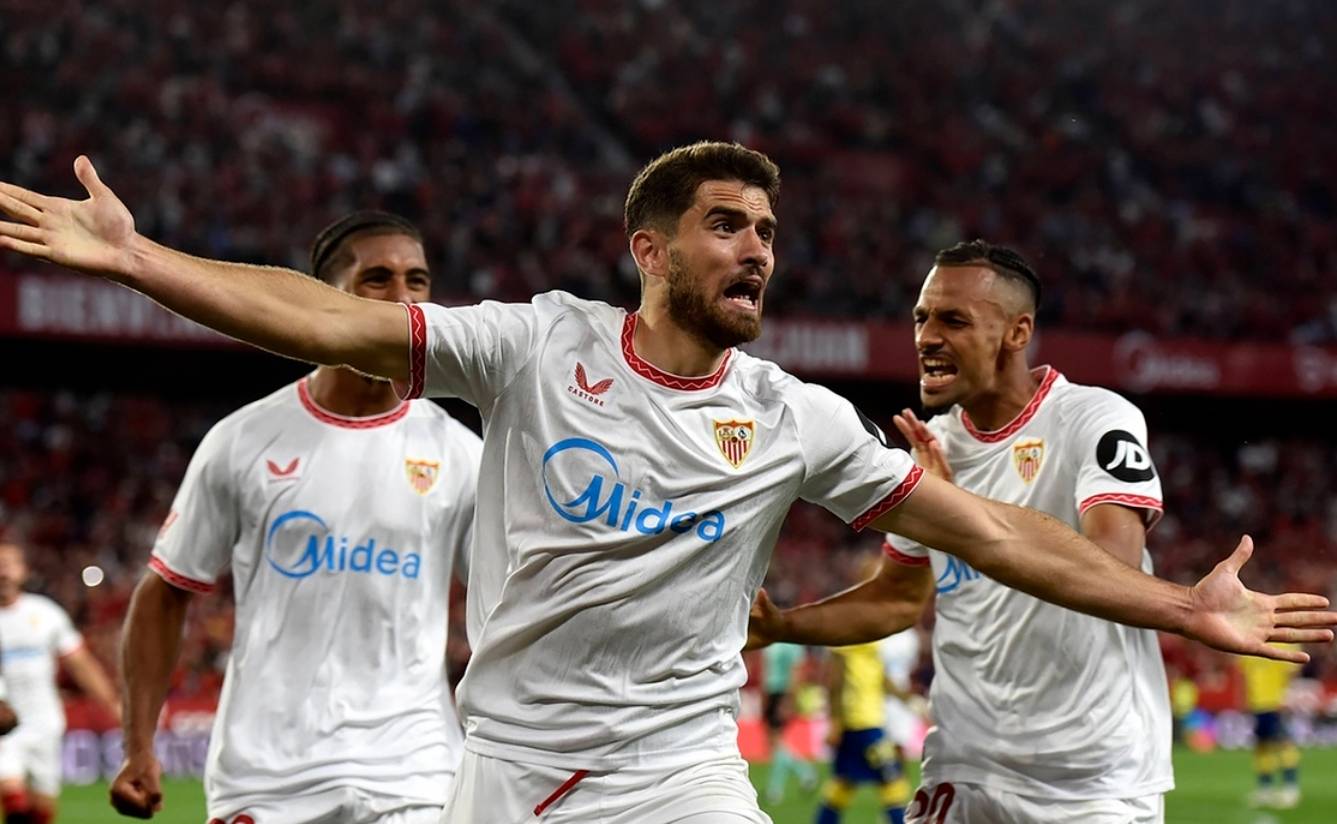 关于塞维利亚主场大胜，向前逼近欧冠区的信息