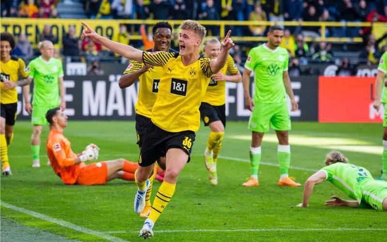 沃尔夫斯堡凭借团队合作，实现逆袭的简单介绍