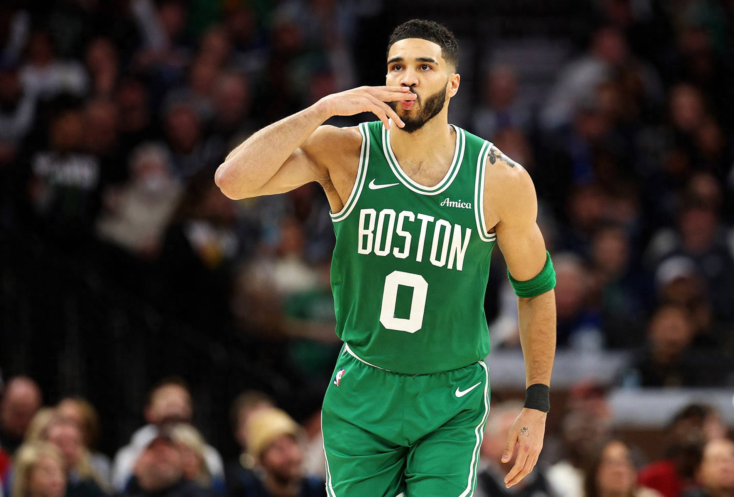 aoa体育体育亚洲官网-凯尔特人队主帅强调攻守平衡至关重要