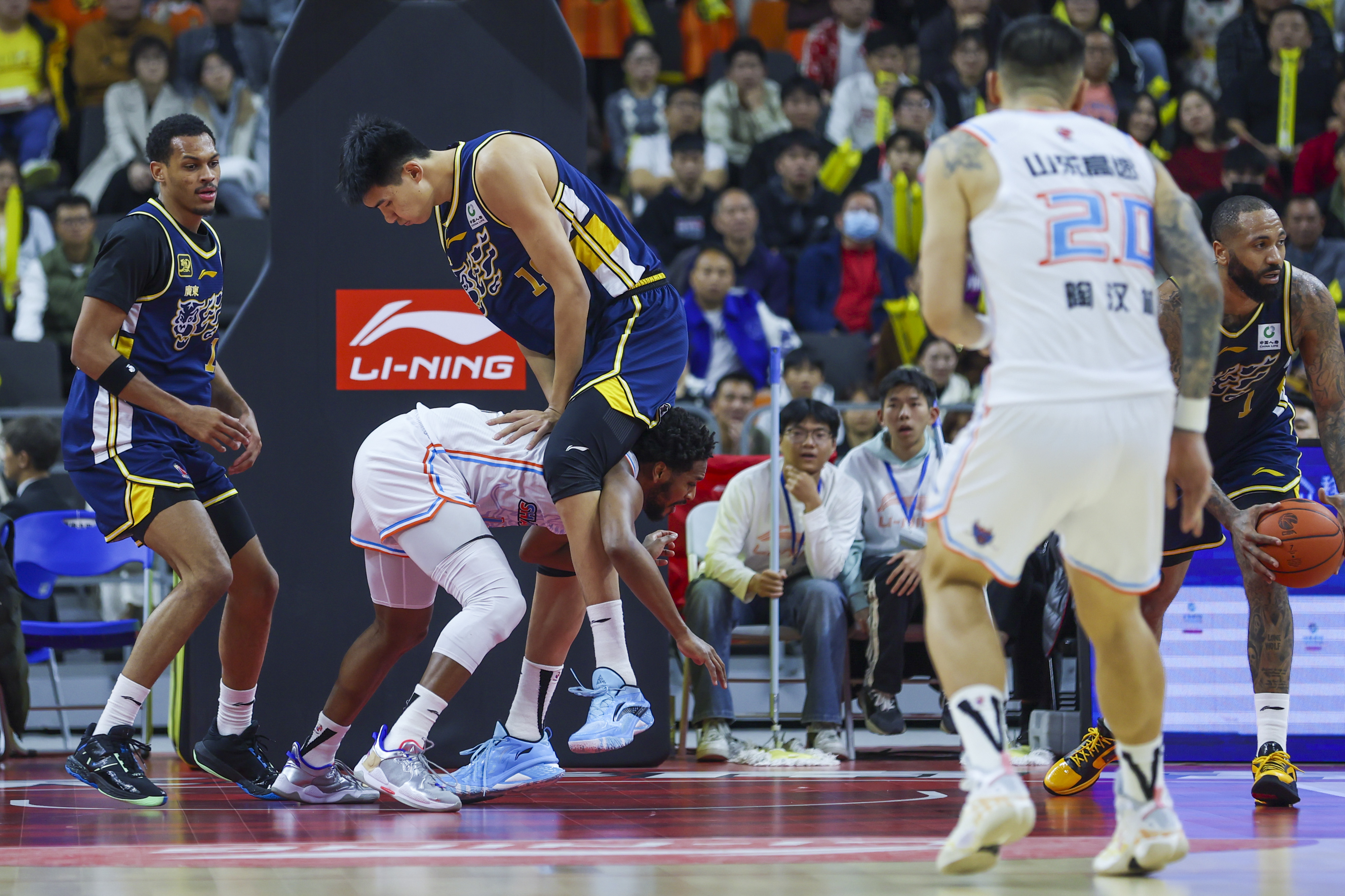 广东队表现抢眼,引领全国篮球热潮的简单介绍 广东队表现抢眼,引领全国篮球热潮的简单介绍