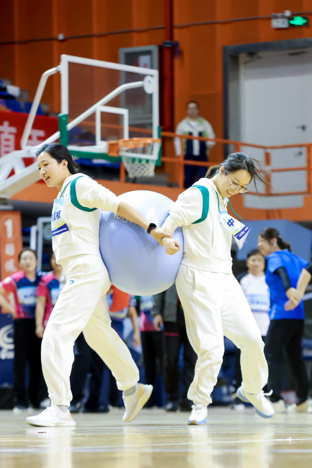 aoa体育体育中国官网-女球员团结合作，取得胜利斩获好成绩