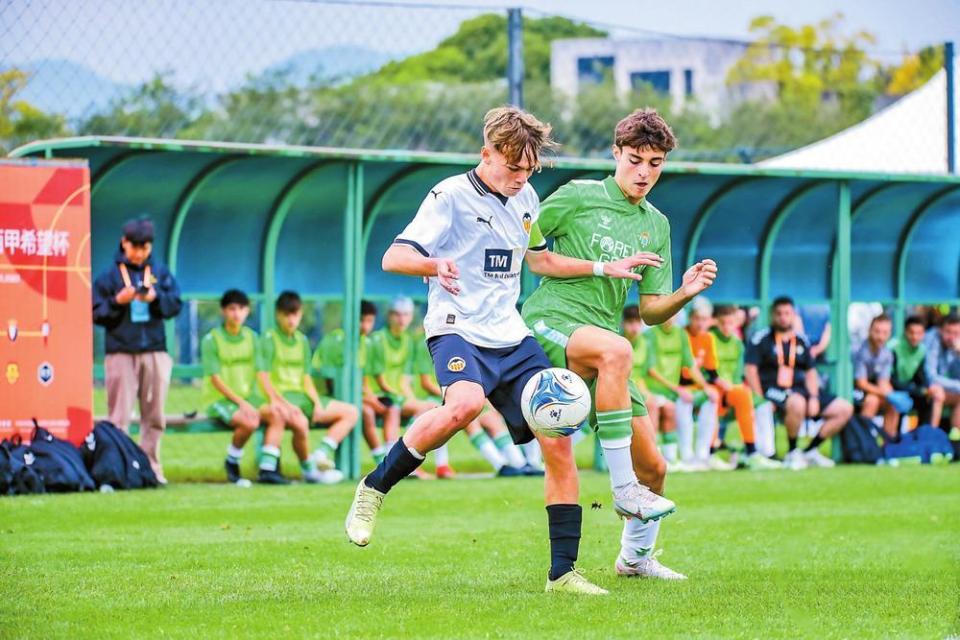 aoa体育体育中国官网-包含西甲强队迎来激烈比拼，球员全力奔跑的词条