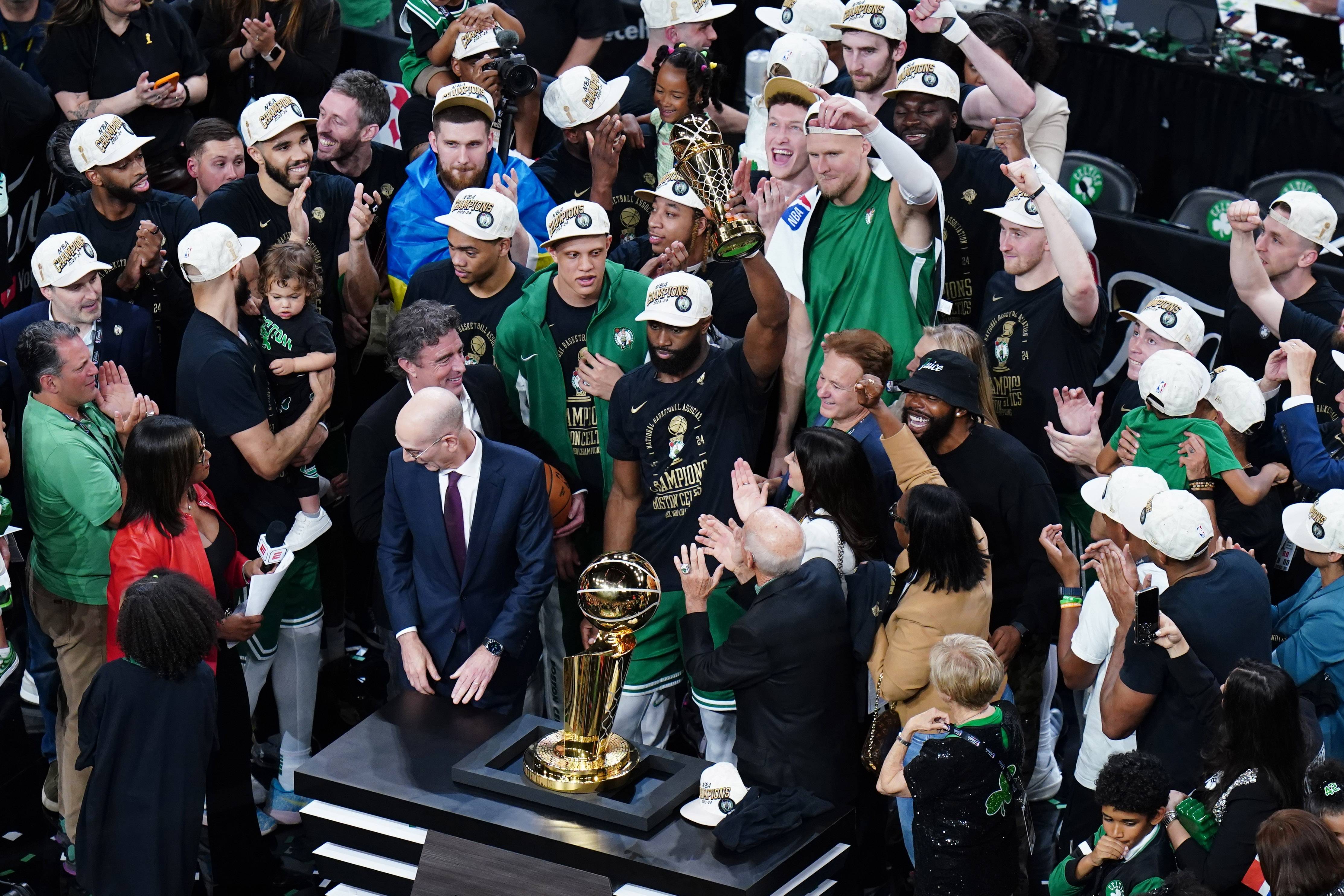 球员的精彩表现带领球队获得胜利