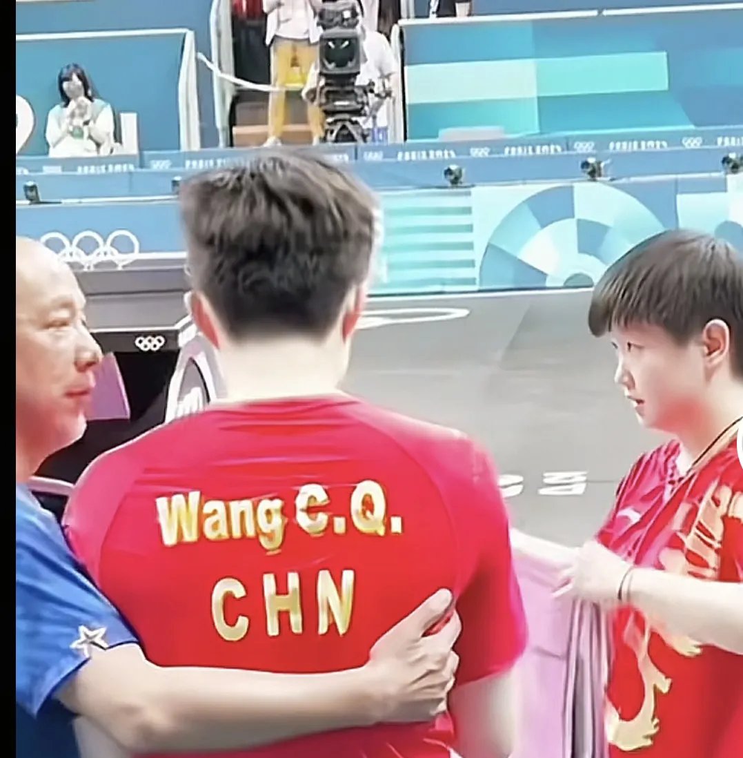 球员助攻后头部受伤,比赛中断处理的简单介绍 球员助攻后头部受伤,比赛中断处理的简单介绍