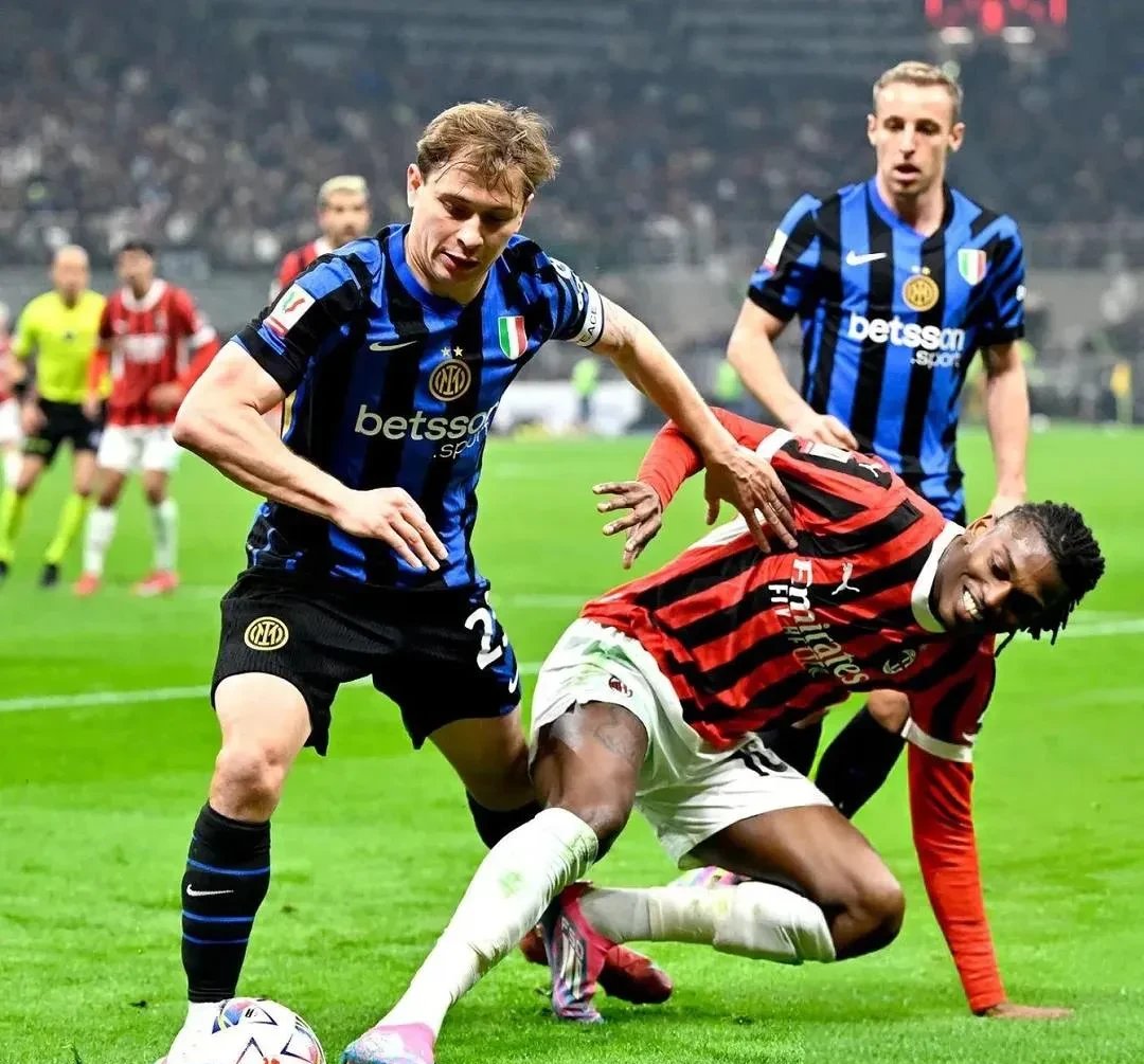 aoa体育体育直播-米兰客场击败乌迪内斯，继续追赶榜首球队