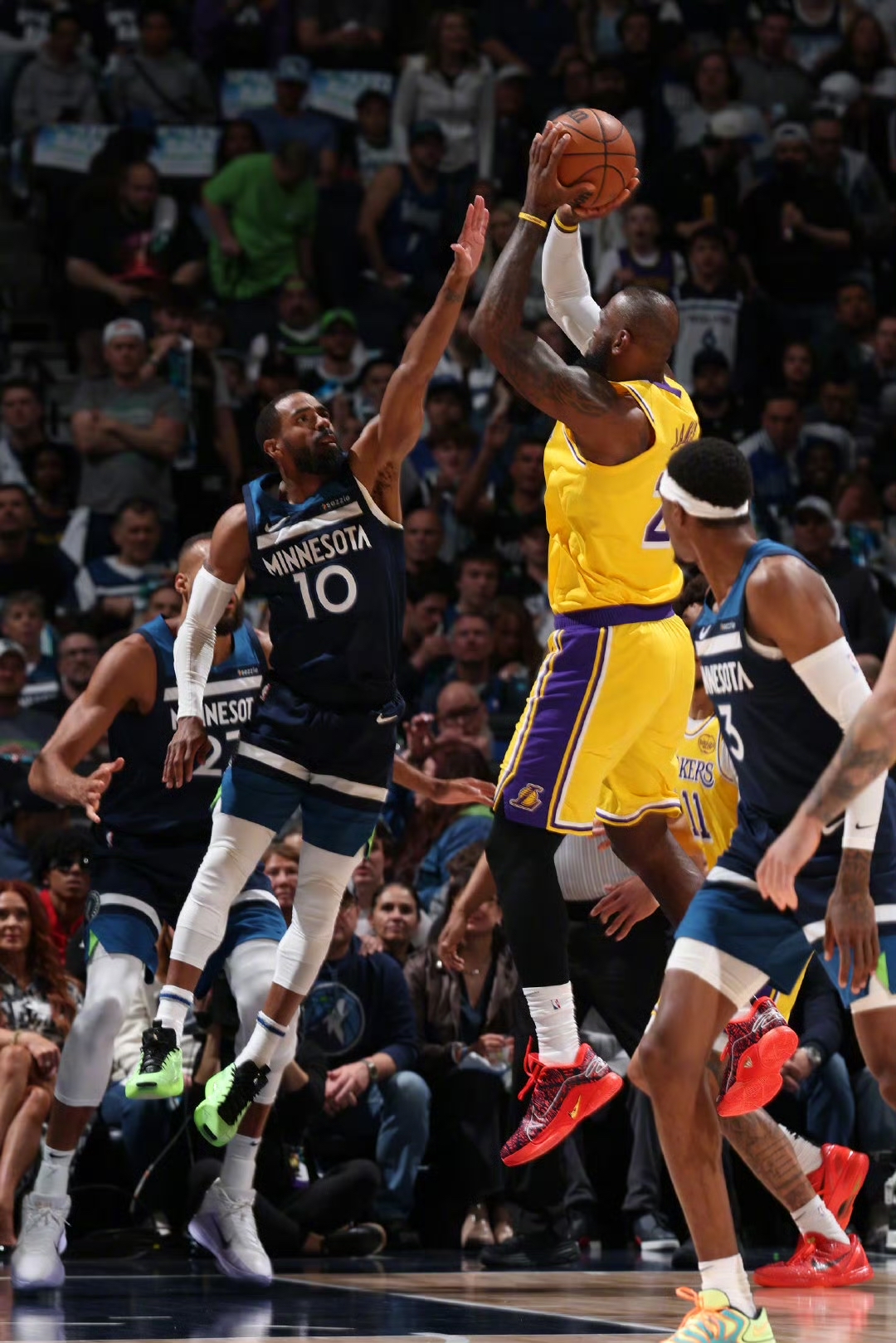 关于森林狼球员绝杀破门,赢得全场球迷欢呼的信息 关于森林狼球员绝杀破门,赢得全场球迷欢呼的信息