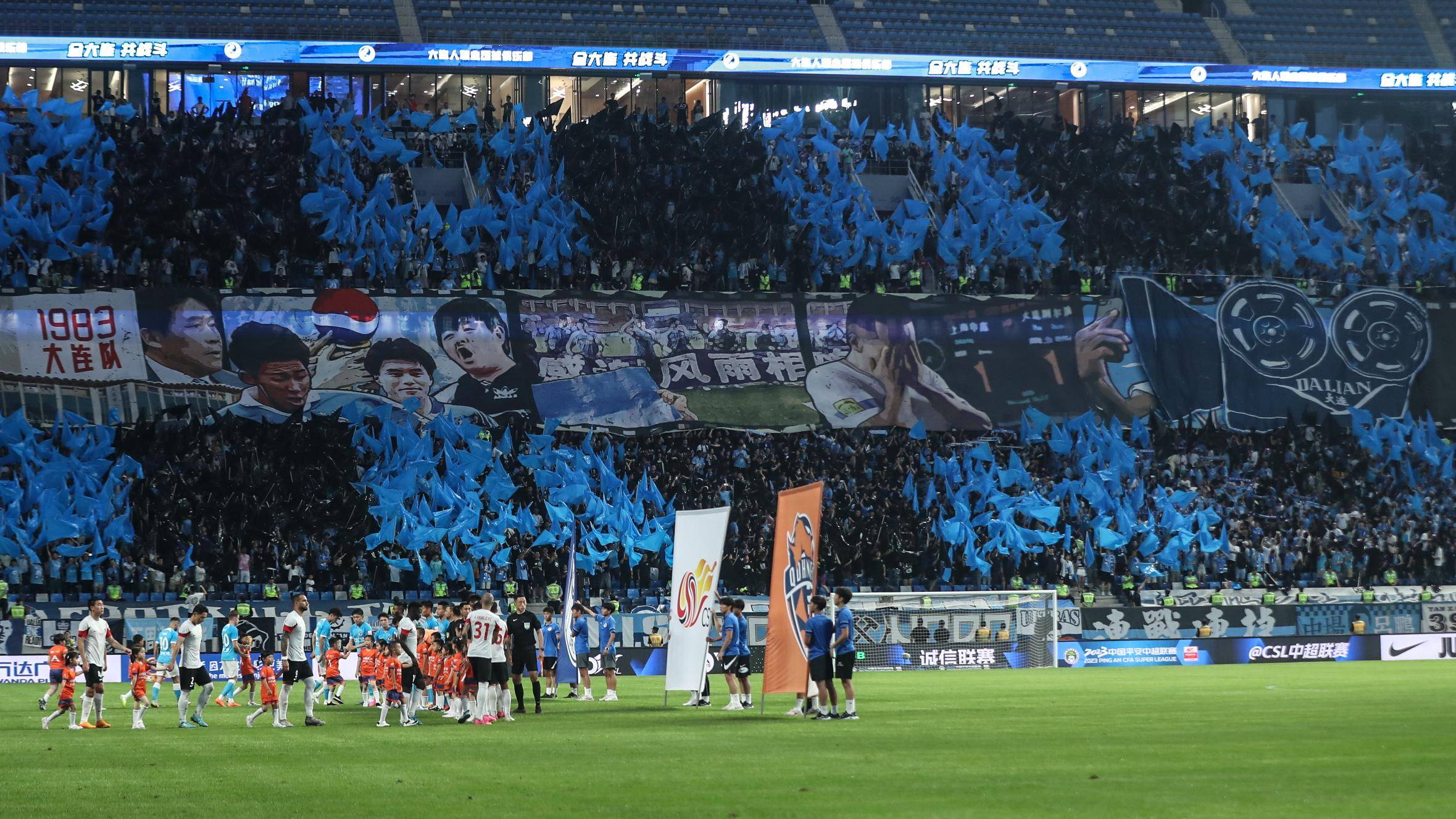 aoa体育体育亚洲官网-中超赛场充满激烈对抗，竞争异常激烈