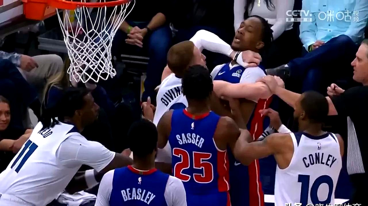 进攻火力全开,球队力挫对手 进攻火力全开,球队力挫对手