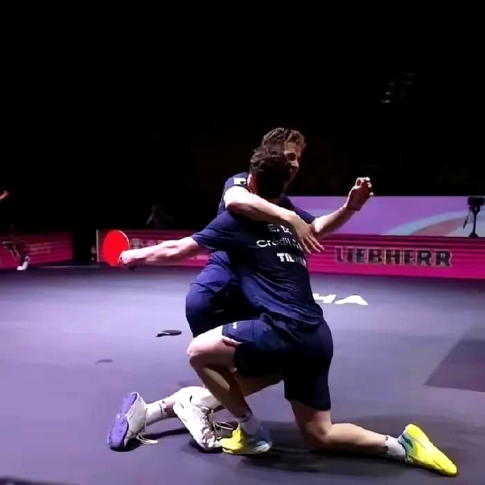 aoa体育体育官网入口-法甲球队球员赛后示爱球迷感动全场