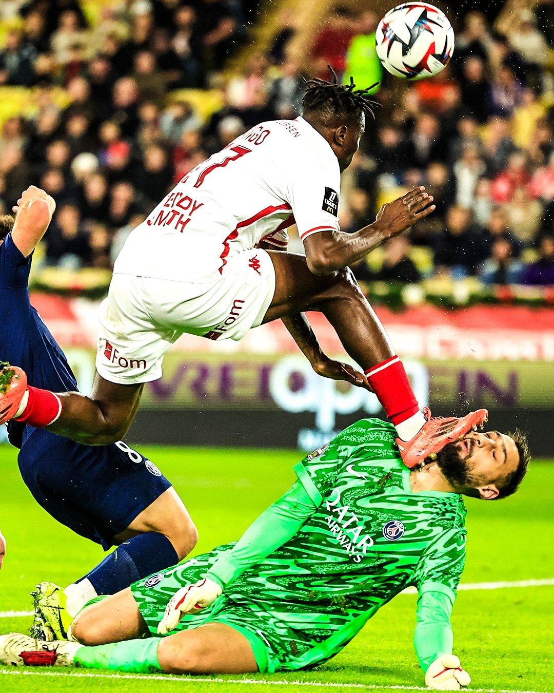 足球场上擦出火花,比赛紧张刺激 足球场上擦出火花,比赛紧张刺激