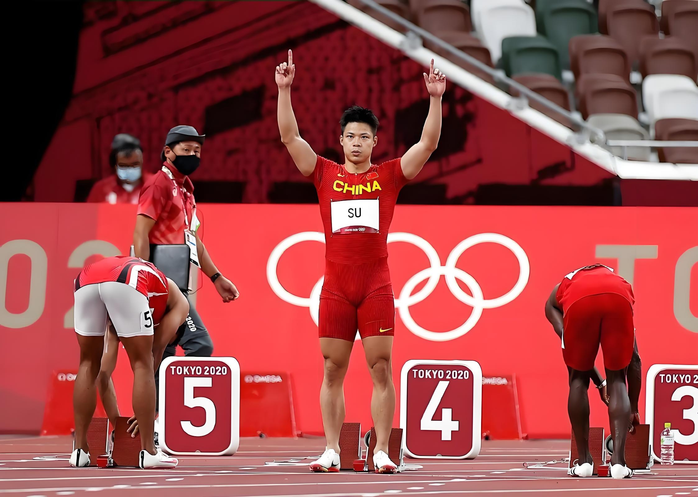 运动员在比赛中全力以赴,终究获得了胜利 运动员在比赛中全力以赴,终究获得了胜利