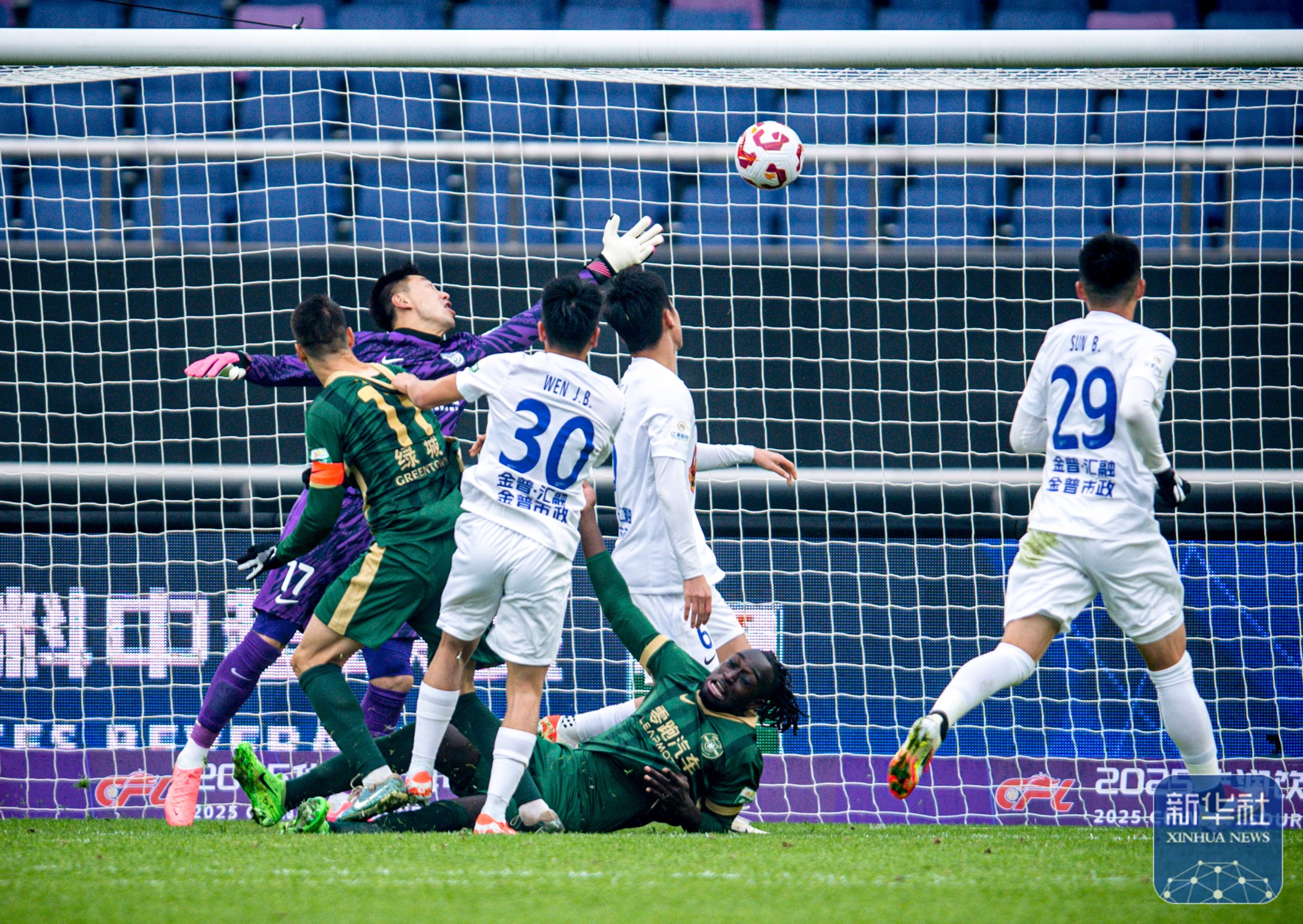 aoa体育体育亚洲官网-赛场上的风云变幻，球队实力对比鲜明的简单介绍